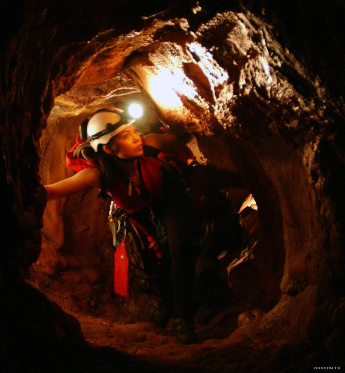 The Descent – Abgrund des Grauens – Drei Kletterinnen gehen durch einen schmalen Tunnel