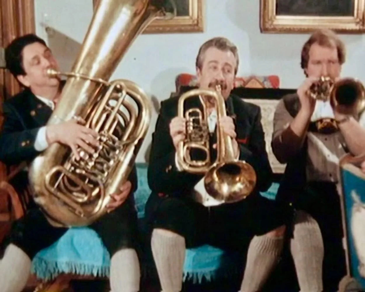 Filmszene 3 aus Und die Tuba bläst der Huber, Staffel 1 – DVD
